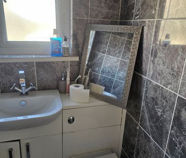 Room in a Shared House, Newland Street, E16 - Photo 5