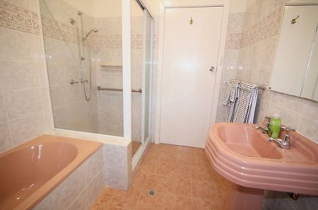 Three Bedroom Family Home - Photo 5