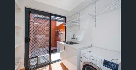 Stylish Coastal Townhouse in Exclusive Wannanup Location - Furnished or unfurnished - Photo 4