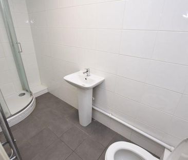 3 bedroom flat to rent - Photo 4