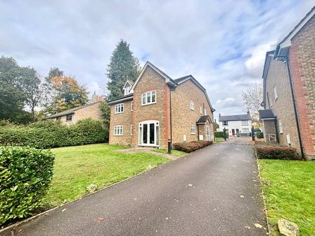 Wychwood, Camberley, Surrey, GU15 - Photo 3