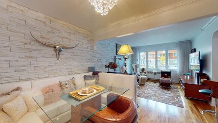 AHUNTSIC-CARTIERVILLE - Maison de 2 chambres (1 chambre + bureau) complètement rénovée avec sous-sol, cour et piscine creusée à louer complètement meublée. Superficie de 1300 pc sur 2 étages. La chambre à coucher est un havre de paix au décor sublime avec lit 'king' et un double garde-robe. Cuisine de chef totalement rénovée. Spacieux espace, concept double ton avec îlot déjeuner, électros haut de gamme en inox.Salle de bain épurée avec céramique pleine hauteur et comptoir de quartz.Spacieuse cour privée avec piscine creusée chauffée (eau salée). Au sous-sol: chaleureuse salle familiale et salle d'eau. Beaucoup d'extras! - Photo 5