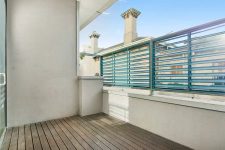 “Sophisticated 2-Bedroom, 2-Bathroom Apartment | FLARE REAL ESTATE” - Photo 5