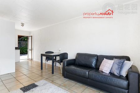 Charming 2-Bedroom Unit - Photo 3