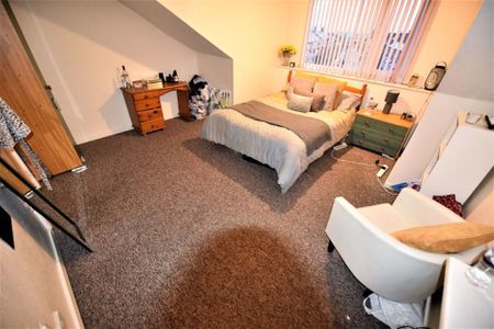 4 bedroom House in Cardigan Lane, Leeds - Photo 5