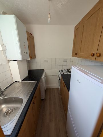 2 Bed Flat, Balfour Road, IG1 - Photo 3