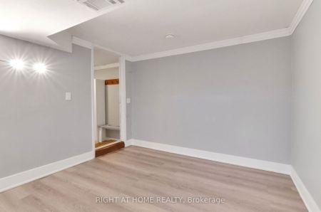 Detached Home For Lease | S8127564 - Photo 5