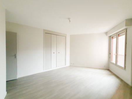 T4 de 96 m² – cuisine équipée et séjour avec balcon - Photo 4