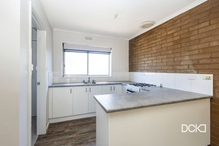 2/6 Mijuda Court Kennington VIC - Photo 2