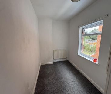 3 bedroom end of terrace house to rent - Photo 4