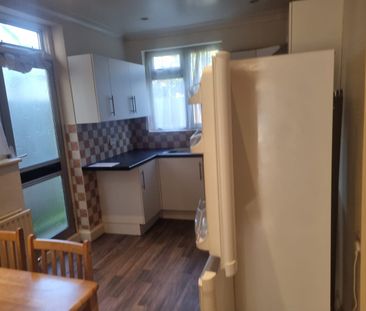 Room in a Shared House, Burnley Road, NW10 - Photo 1