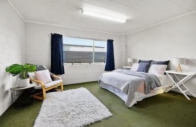 Large 6 Bedroom Family Home - Photo 4