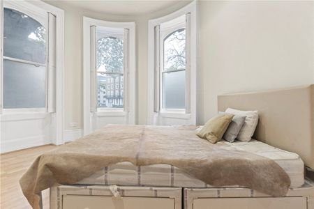 This raised ground floor one-bedroom apartment is a good size and includes an open kitchen reception. The circular bedroom is a spacious double and includes a dressing room, all in the beautiful Grade II listed Royal Crescent with access to communal gardens. EPC rating D - Photo 2