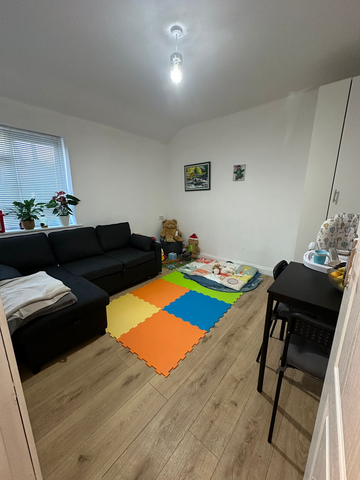 1 bedroom in a house share to rent - Photo 2