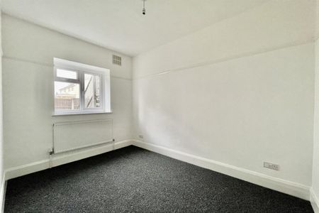 2 bed Flat Fairleigh Court, SS9 - Photo 2