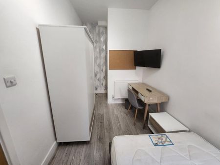 1 bedroom in a house share to rent - Photo 2