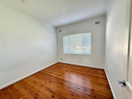 Sunny Quiet Renovated 3-bedroom Home in a Prime Location! - Photo 2