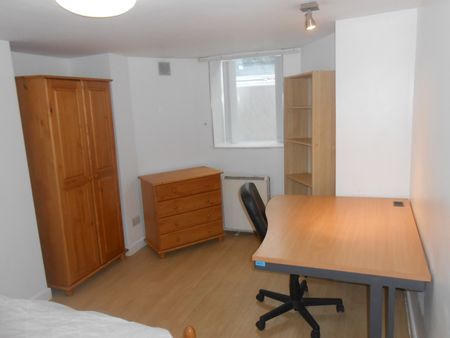 3 Bed Flat, Granville Road, M14 - Photo 3