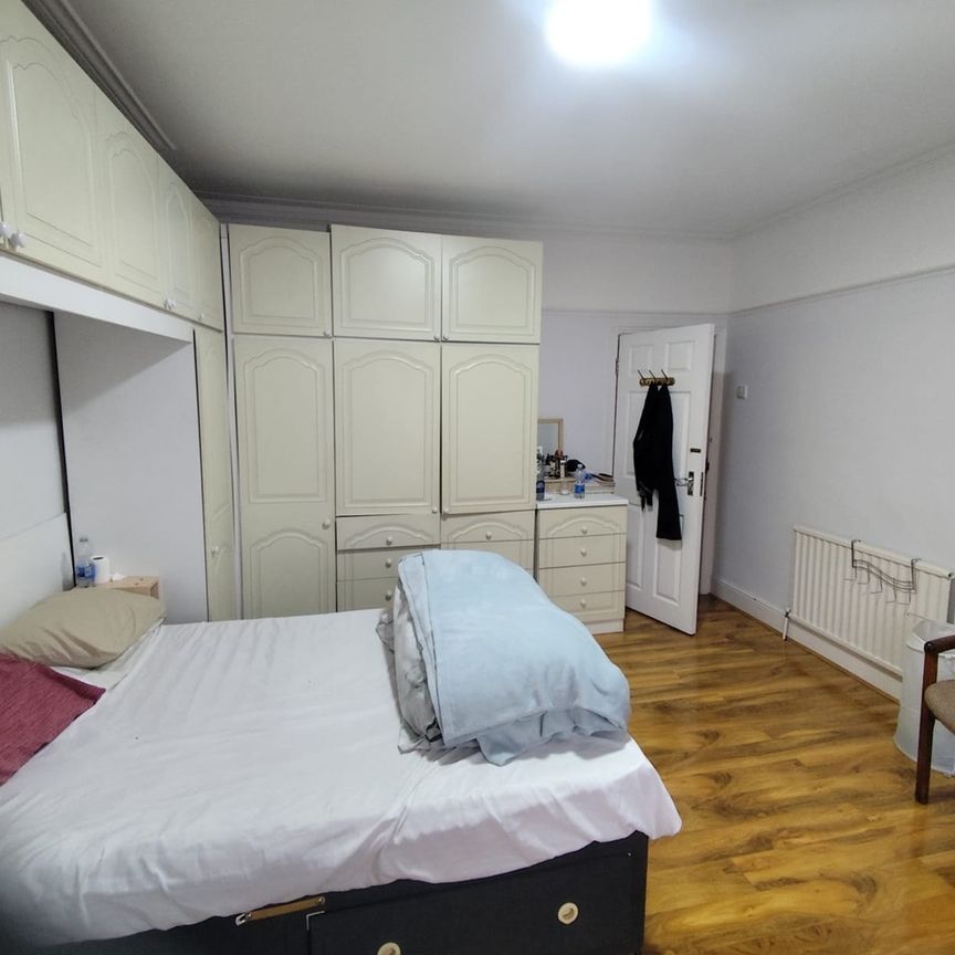 Room in a Shared House, Beaufort Gardens, IG1 - Photo 1