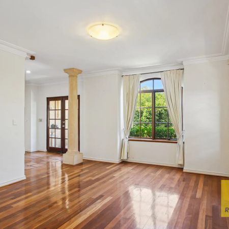 Executive Family Home, with a Pool - Photo 5