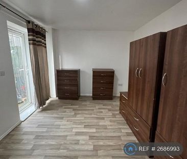 3 bedroom flat to rent - Photo 4