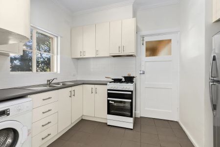 Charming Art Deco Living in the Heart of South Yarra - Furnished - Photo 3