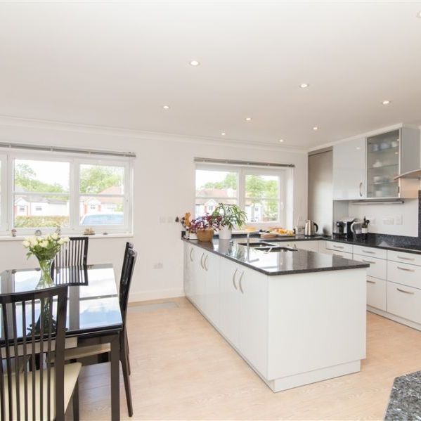 5 Bedroom Detached To Let - Photo 1