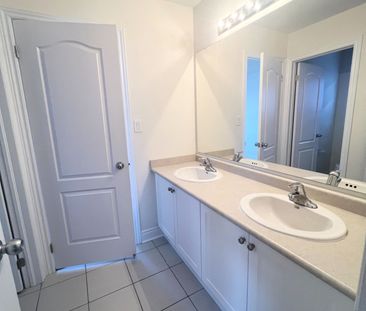 For Lease - 1018 Wilbur Pipher Circle, Newmarket, Ontario - Photo 5