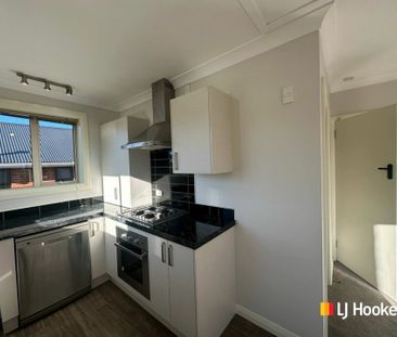Modern, tastefully appointed and sunny! - Photo 6