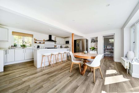 An impressive five bedroom home with swimming pool and countryside views - Photo 5