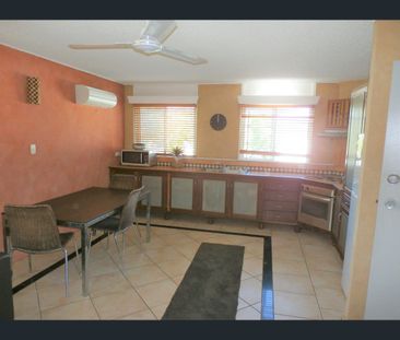 8/98 The Strand, North Ward, Qld 4810 - Photo 6