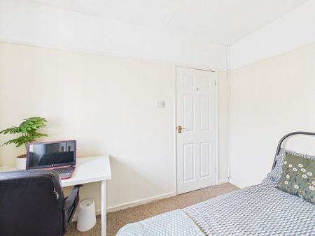 1 bedroom in a house share to rent - Photo 3