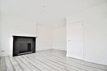 Flat to rent - Belmont Road, Erith, DA8 - Photo 2