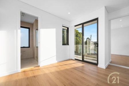 Modern & Spacious Three Bedroom Living - Photo 3