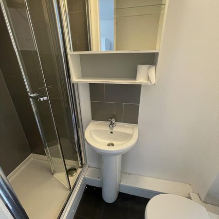 1 bedroom in a house share to rent - Photo 2