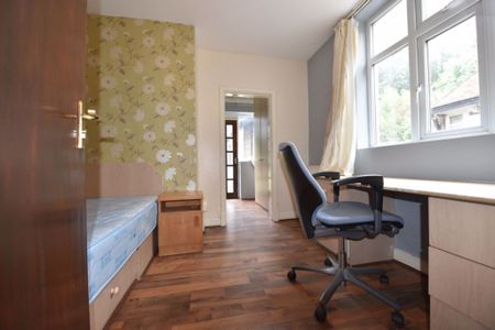 3 bedroom House in Otley Road BED), Leeds - Photo 2