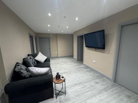 1 bedroom in a flat share to rent - Photo 5