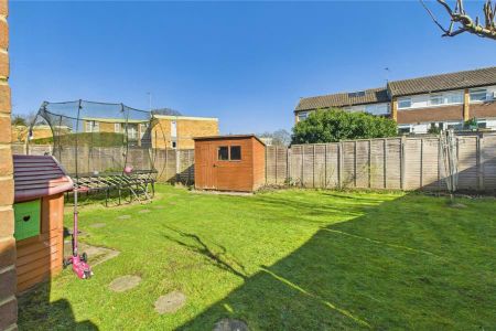 The Larches, Woking - 3 bedrooms Property for lettings - Seymours - Photo 5