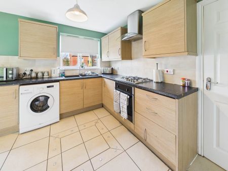 Fixed Price £1,950 pcm - Available Now - Unfurnished - Photo 2