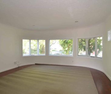 Art Deco Bungalow – 2 Double Bedrooms + Flex Room - Photo 1