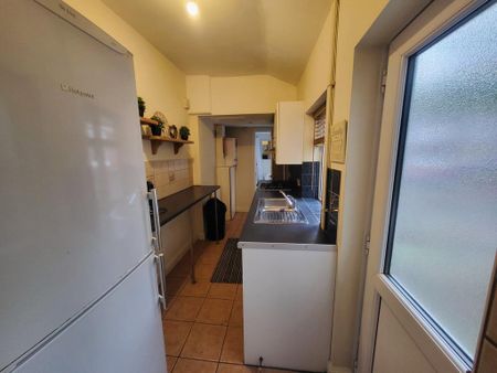 1 bedroom in a house share to rent - Photo 4