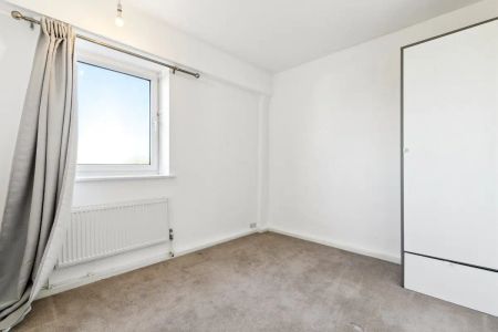 2 bedroom flat in London - Photo 2