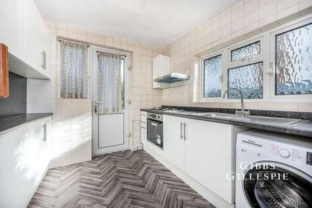 The Lawns, Pinner, HA5 - Photo 2