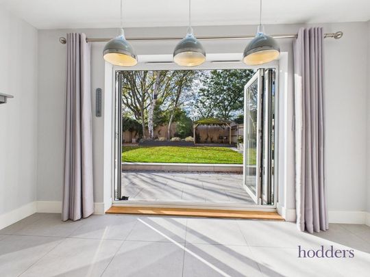 5 bedroom detached house to rent - Photo 1