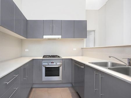 Spacious Two Bedroom Apartment with Convenient Lifestyle - Photo 4