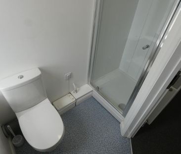 1 bedroom in a flat share to rent - Photo 6