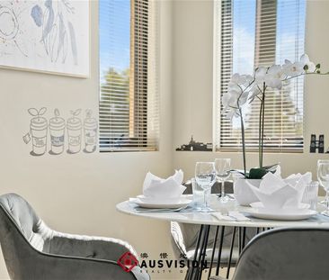 $1000/w Luxurious 2-story Family Home in Belmont - Photo 3