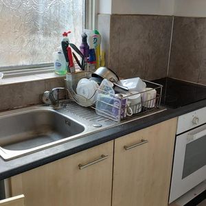 1 bedroom in a flat share to rent - Photo 2