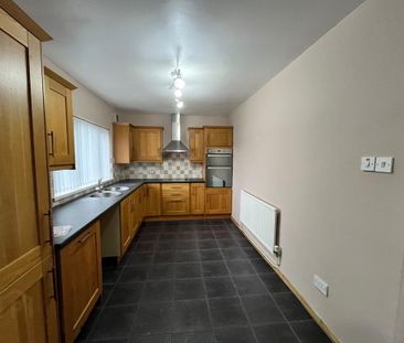 16 Oakwood Road, Carrickfergus, BT38 8ET - Photo 1