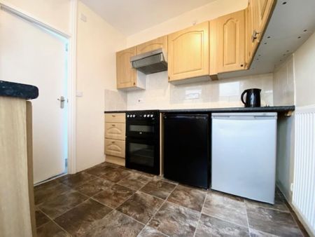 3 bedroom terraced house to rent - Photo 5